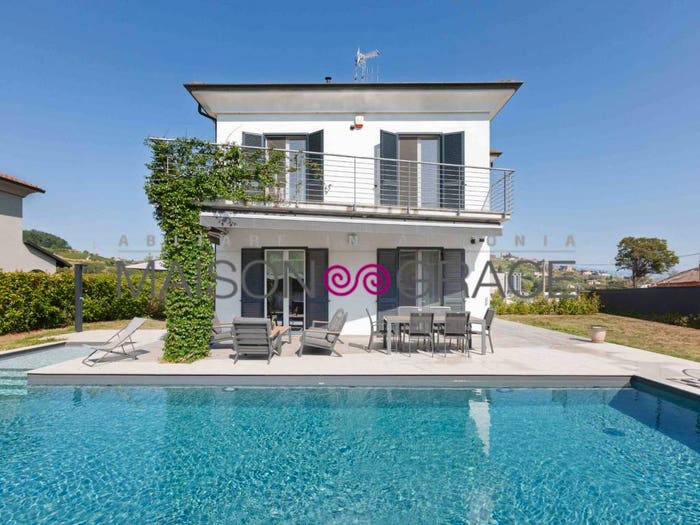 Casa con 6 locali in vendita in Neive