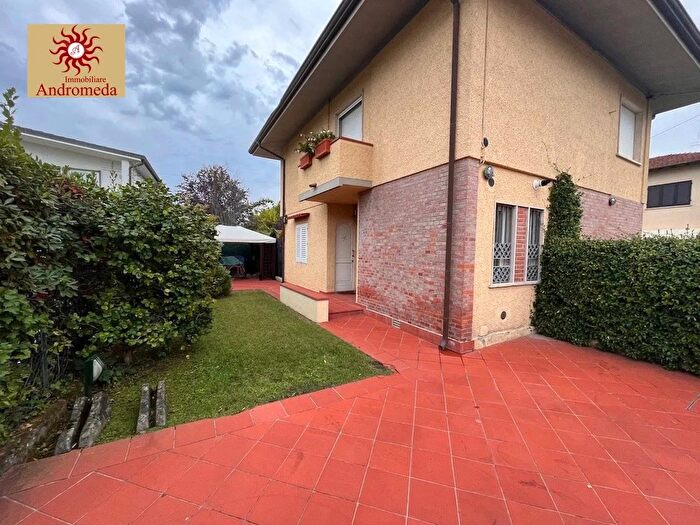 Appartamento trilocale in vendita in Via Alfredo Catalani, Forte Dei Marmi