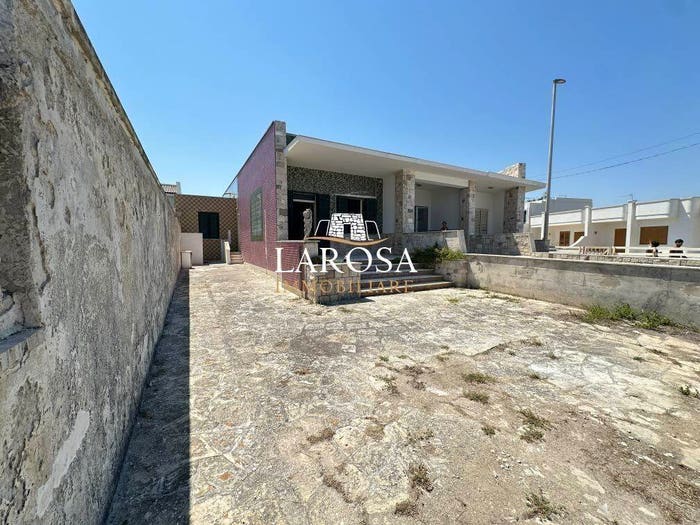 Casa quadrilocale in vendita in Via Lungomare Matteotti, San Foca, Melendugno