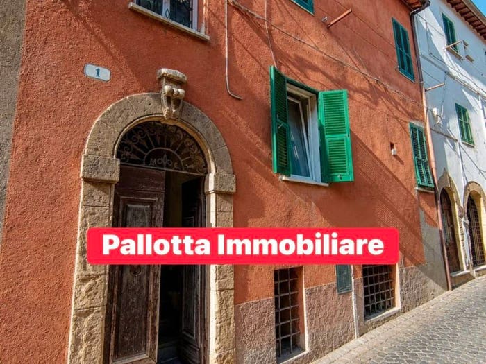 Appartamento trilocale in vendita in Via Cialdini, Centro, Valentano
