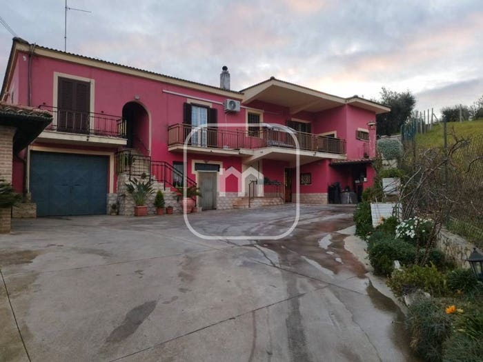 Casa con 6 locali in vendita in Contrada Colle Pero, Cori