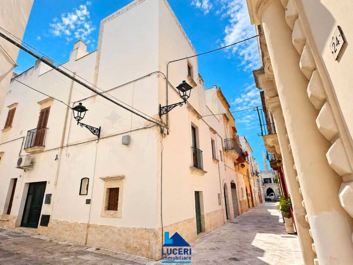 Casa con 6 locali in vendita in Via Dottor Gaetano Cataldi, Centro, Parabita