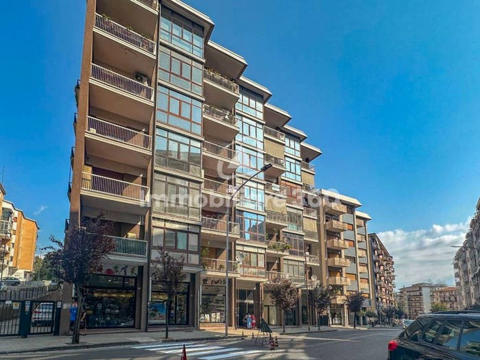 Appartamento con 6 locali in vendita in Via Nicola Serra, Centro, Cosenza