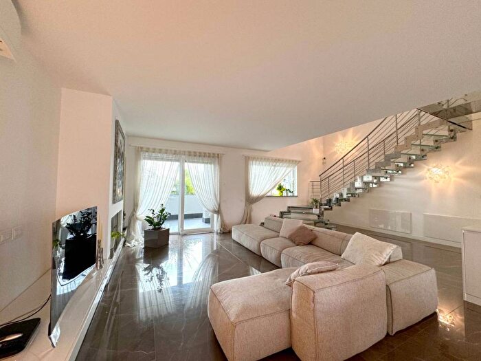 Casa con 6 locali in vendita in Via Cavour, Centro, Parabiago