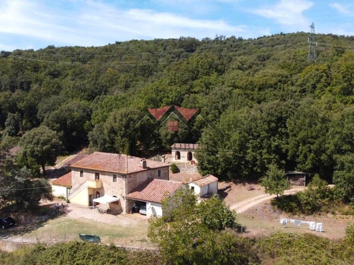 Casa con 6 locali in vendita in Pomarance