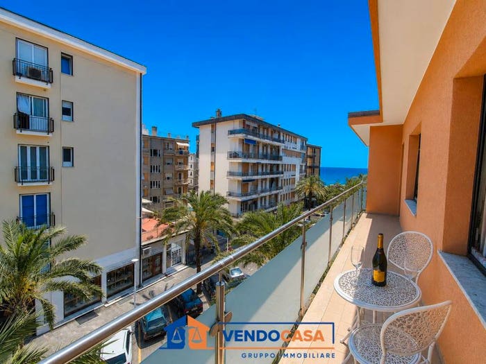 Appartamento con 5 locali in vendita in Via Nicolò Saccone, Centro, Finale Ligure