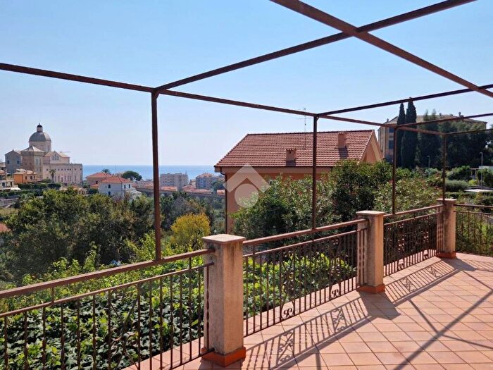 Casa con 6 locali in vendita in Via Piste, Centro, Loano