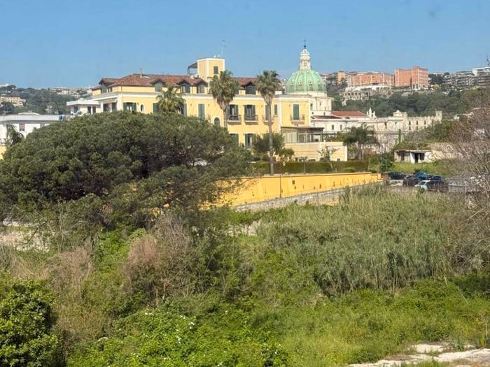 Appartamento trilocale in vendita in Salita Capodimonte, San Carlo All'Arena, Napoli