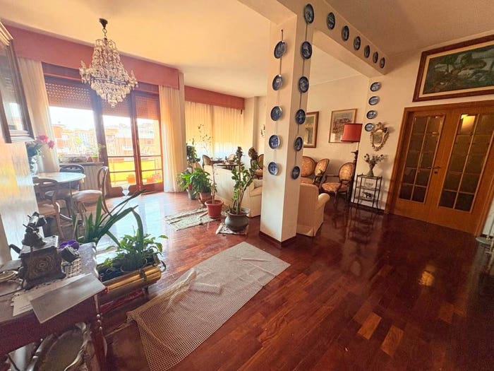 Appartamento con 6 locali in vendita in Cavour, Ancona