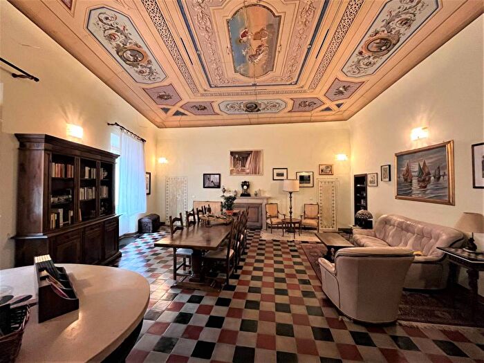 Appartamento con 6 locali in vendita in Centro, Urbino