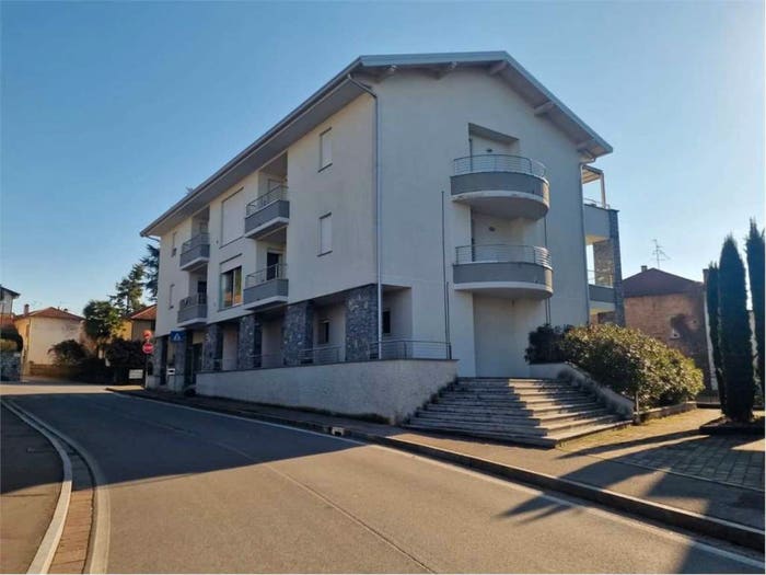 Appartamento trilocale in vendita in Via Garibaldi, Bizzarone