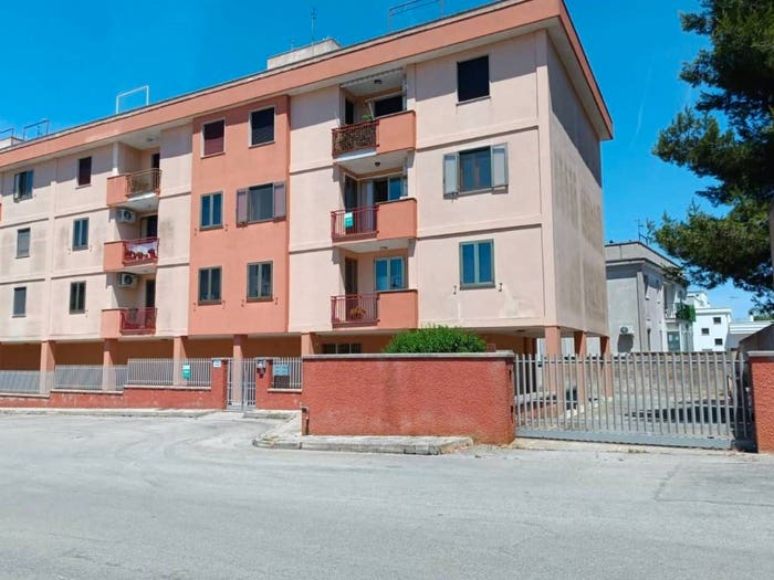 Appartamento con 5 locali in vendita in Piazza Padre Pio da Pietralcina, Centro, Parabita