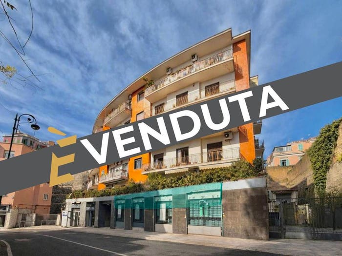Appartamento quadrilocale in vendita in Via Torquato Tasso, Vomero, Napoli