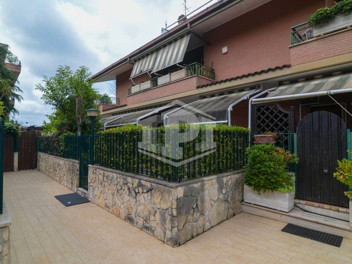 Casa con 6 locali in vendita in via Cortemilia, Casalotti, Roma