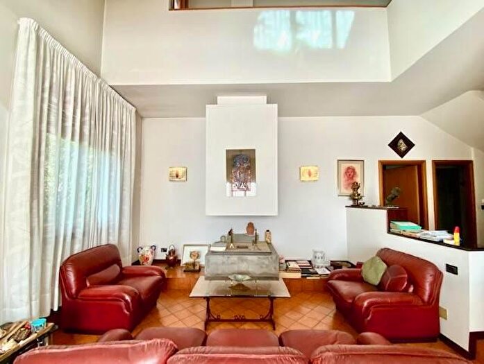 Casa con 8 locali in vendita in Forli'