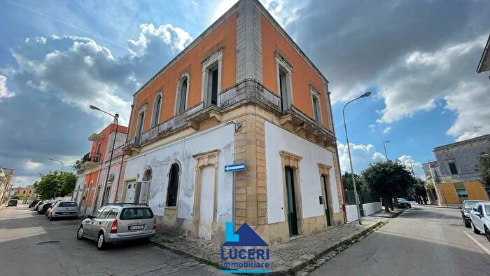 Casa con 8 locali in vendita in Via San Francesco, Soleto