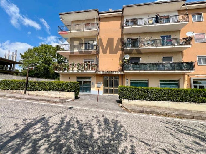 Appartamento con 6 locali in vendita in via Ceraselle, Santa Lucia, Caianello
