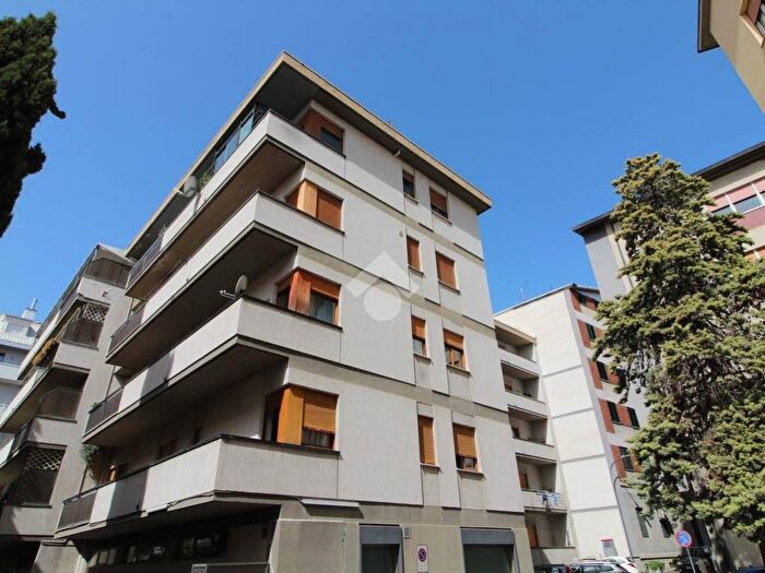 Appartamento quadrilocale in vendita in Appartamento viale Crucioli, Centro, Teramo