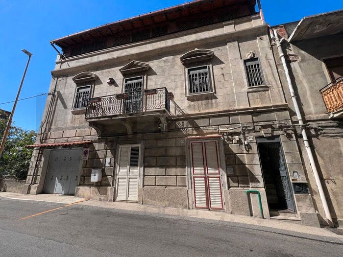 Casa con 6 locali in vendita in Via Palermo, Giostra, Messina