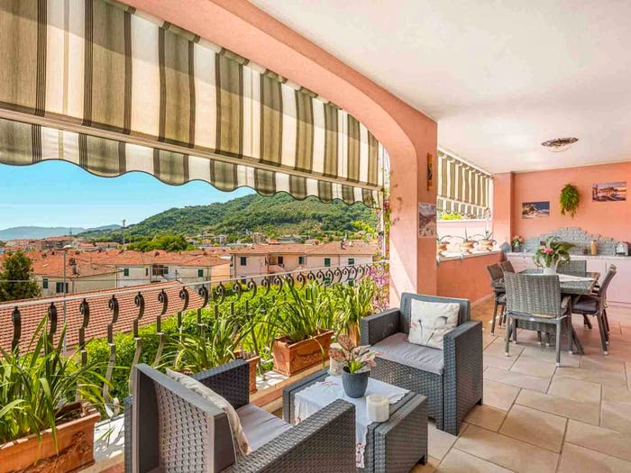Casa con 6 locali in vendita in Via Provinciale CarraraAvenza, Stadio Sant'Antonio Marasio, Carrara