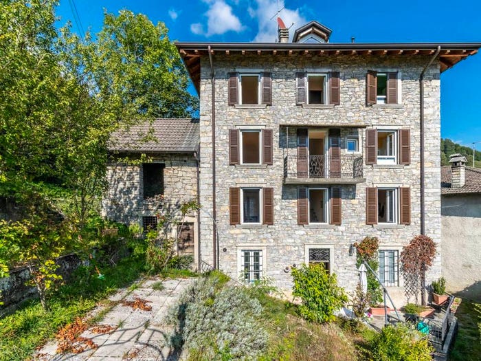 Casa con 5 locali in vendita in Via Marche, Centro, Corna Imagna