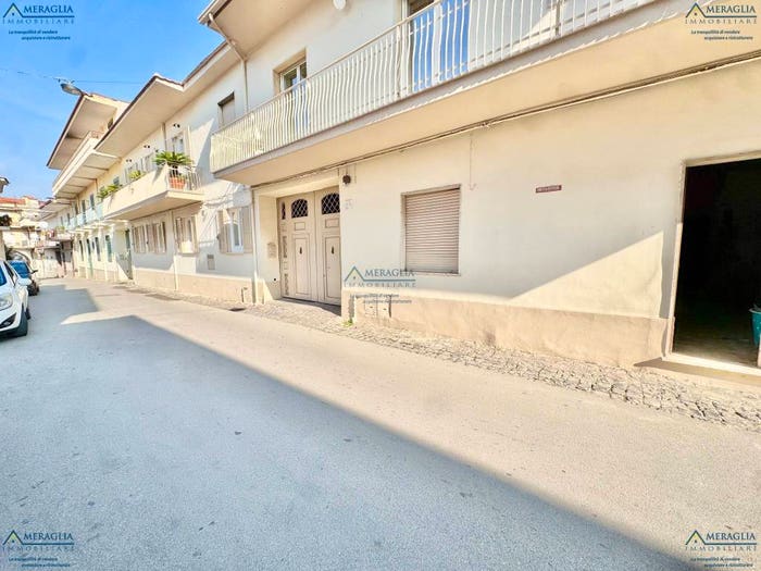 Appartamento trilocale in vendita in Via M Basile, Parete