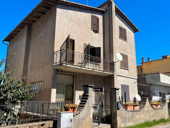 Appartamento quadrilocale in vendita in Via Gabriele D'Annunzio, Centro, Corchiano