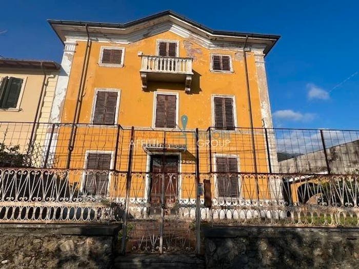 Casa con 6 locali in vendita in Via Pietro Pellegrini, Centro, Massa