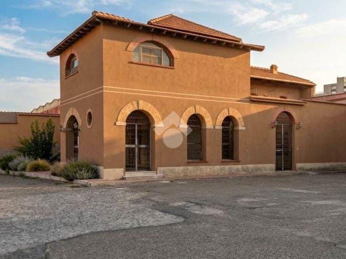 Casa con 6 locali in vendita in Viale Elmas, Cagliari