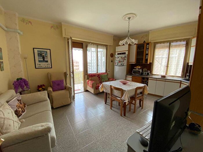 Appartamento trilocale in vendita in Via Aurelia, Centro, Loano