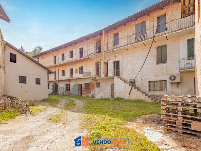 Casa con 6 locali in vendita in Via Salita al Castello, Dogliani