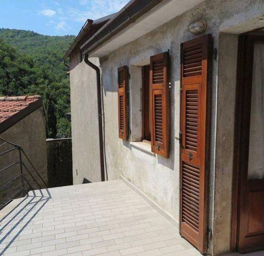 Casa con 6 locali in vendita in Bagnone