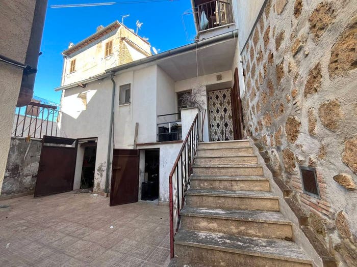 Appartamento trilocale in vendita in Via delle Rupi, Centro, Civita Castellana