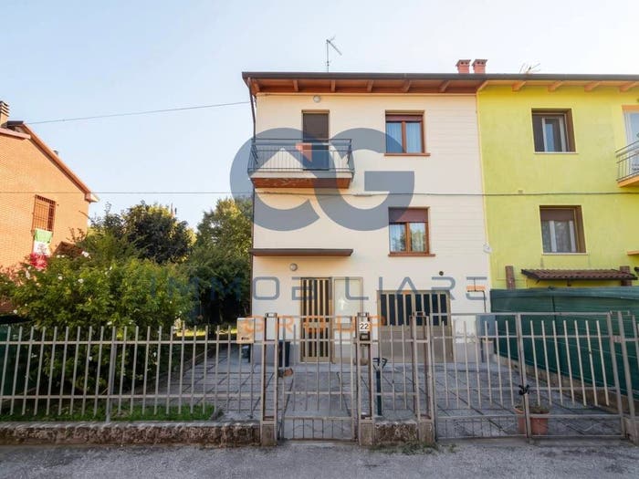 Casa quadrilocale in vendita in Via Alfredo Catalani, Cento Paese, Cento