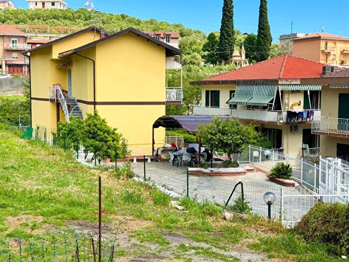 Casa quadrilocale in vendita in Via Cadegrosse, Centro, Boissano