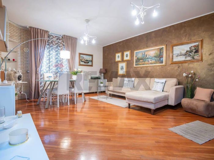 Appartamento con 6 locali in vendita in Via Mario Scelba, Centro, Caltagirone