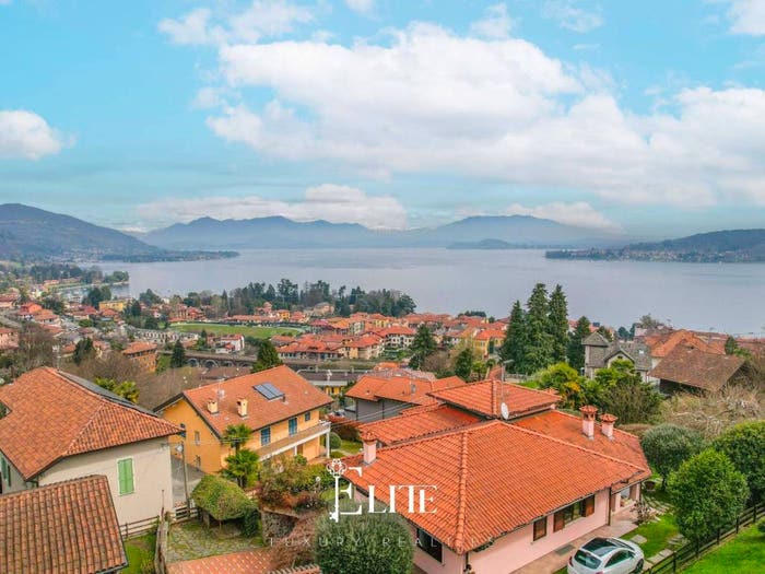 Casa con 6 locali in vendita in Via per Ghevio, Meina