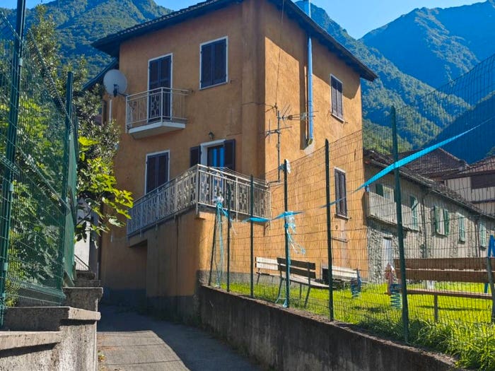 Casa trilocale in vendita in Piazza della Chiesa, Centro, Pieve Vergonte