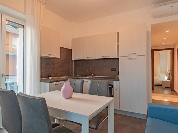 Appartamento trilocale in vendita in Via Aurelia, Centro, Loano