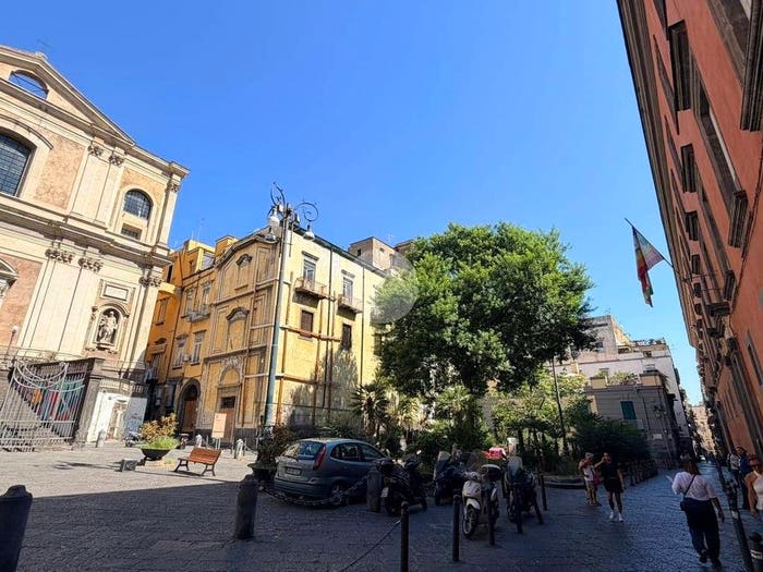 Appartamento con 6 locali in vendita in Via Loffredi, Tribunali, Napoli