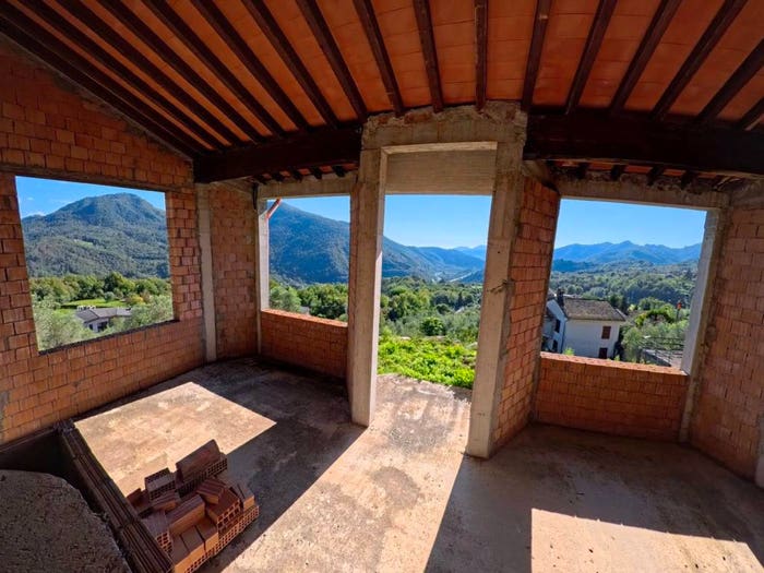 Casa con 6 locali in vendita in Podenzana