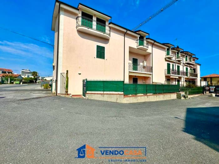 Appartamento trilocale in vendita in Via Como, Centro, Loano
