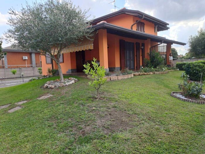 Casa quadrilocale in vendita in Via della Circonvallazione, Dairago