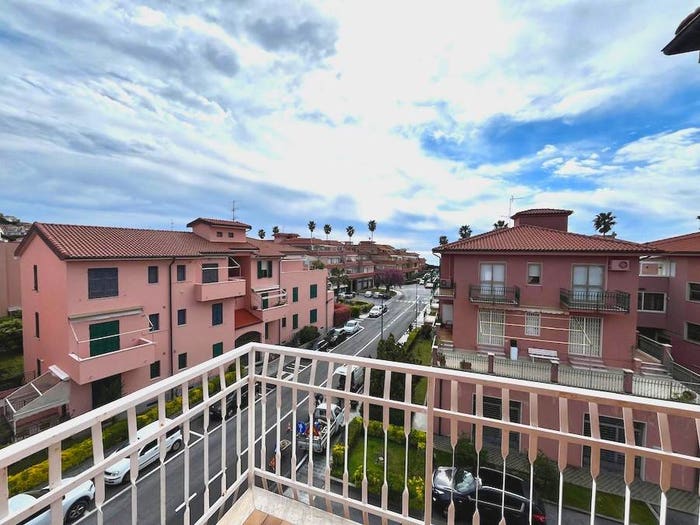 Appartamento quadrilocale in vendita in Viale Cristoforo Colombo, Borgio, Borgio Verezzi