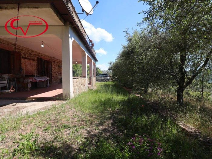 Casa con 5 locali in vendita in Bucine