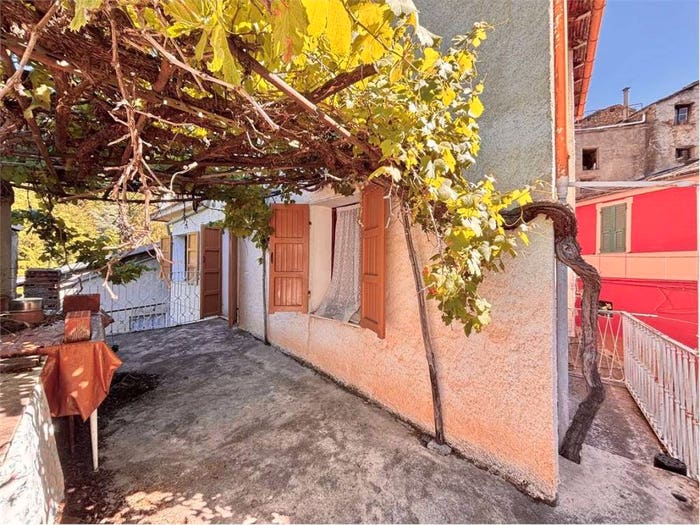 Appartamento con 6 locali in vendita in Via Mendatica, Cosio d'Arroscia