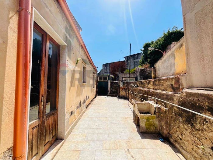 Casa con 6 locali in vendita in Via Santi Elena e Costantino, Centro, Aci Catena
