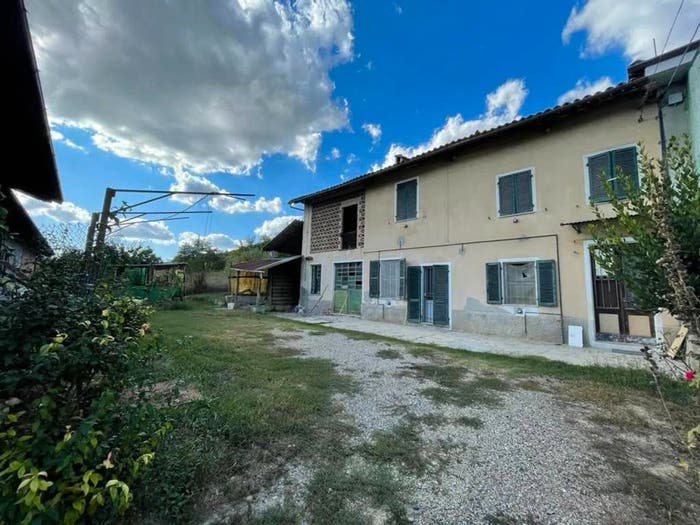 Casa con 6 locali in vendita in Incisa Scapaccino