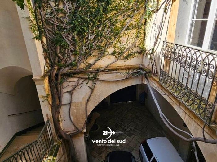 Appartamento con 6 locali in vendita in Via Ascanio Grandi, Centro Storico, Lecce
