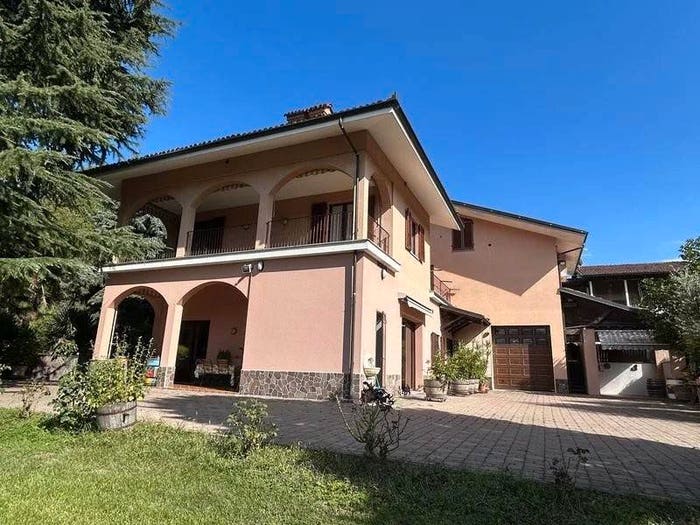 Casa con 6 locali in vendita in La Morra
